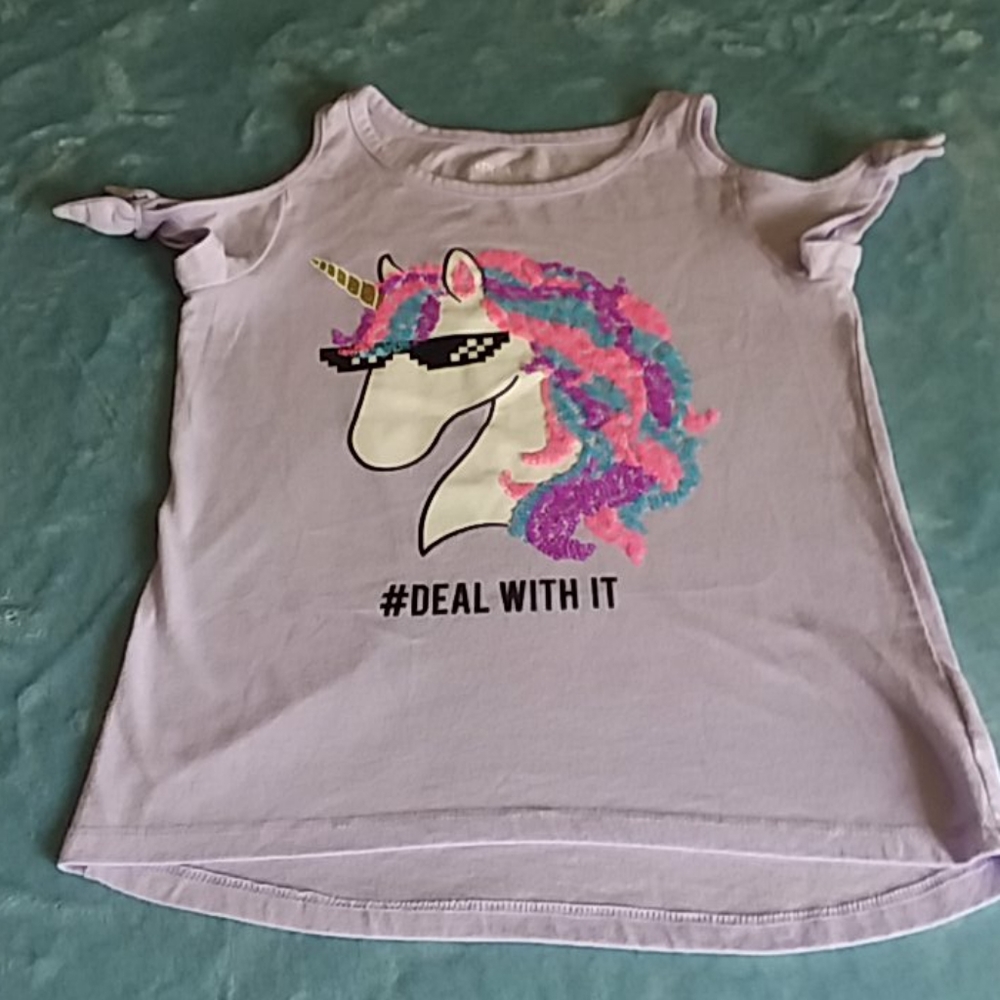 Girls shirt with a Unicorn on front
